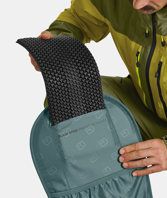 Free Rider 22 backpack with CLASP spine protector insertion for enhanced safety.