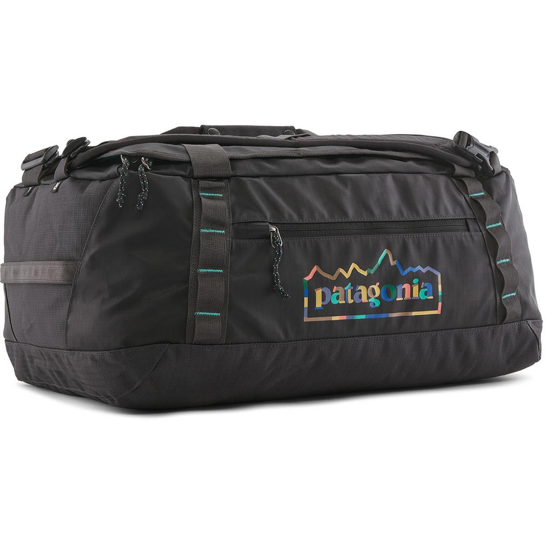 Black Hole Duffel 40L black, durable 100% recycled water-repellent duffel bag with zippered pockets and shoulder straps.