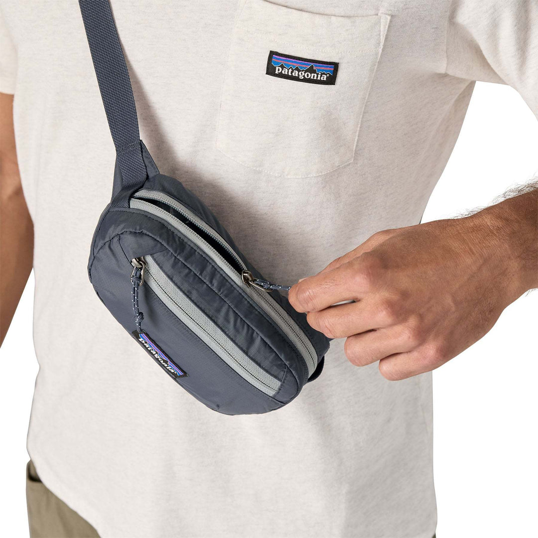 Terravia Mini Hip Pack in uso, resistente e leggero, con design comprimibile e materiali riciclati.