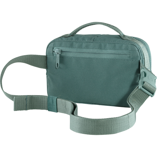 Kånken Hip Pack in resistente tessuto Vinylon F verde con cinturino regolabile e tasche con cerniera.