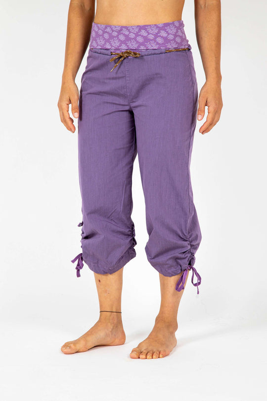 3/4 outdoor climbing pants Cleo 2 with comfortable fit and embroidered rear leg, made in Italy.