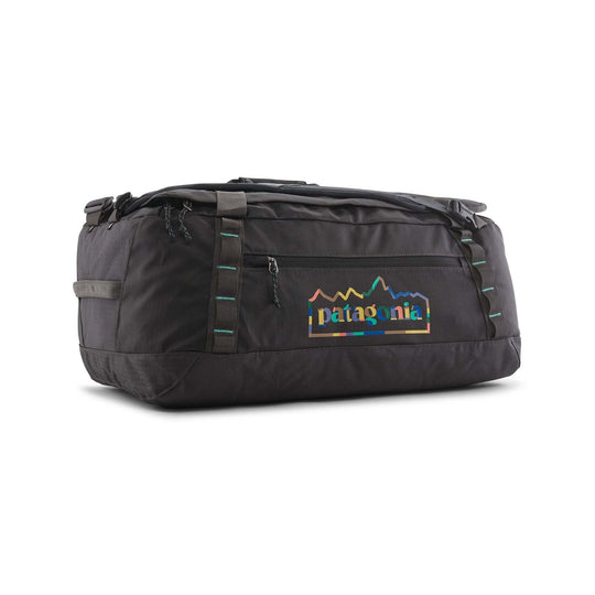 Black Hole Duffel 55L, robusto borsone nero con capacità di 55 litri, tessuto idrorepellente riciclato, zip superiore, spallacci rimovibili.