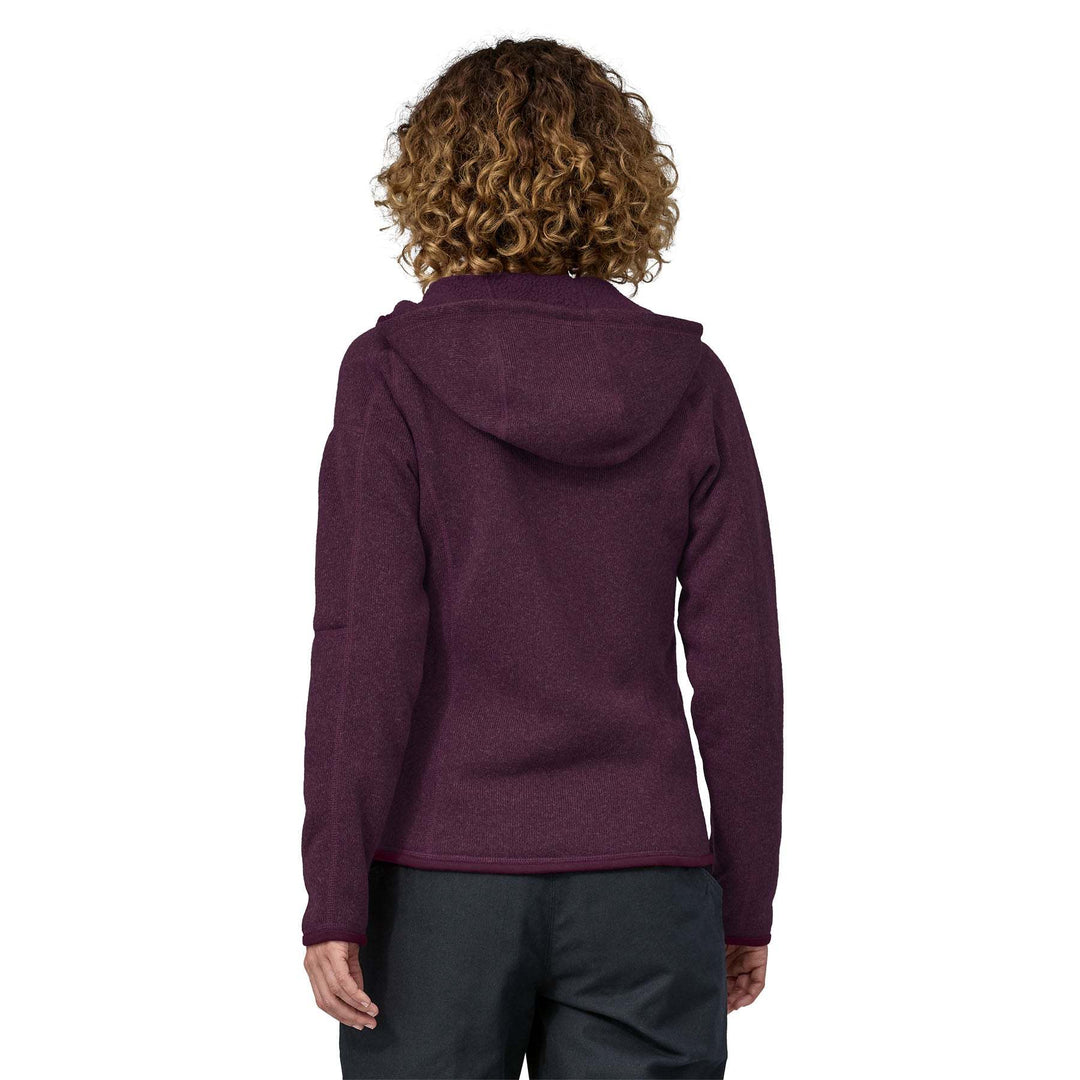 Giacca con cappuccio in pile di poliestere riciclato Better Sweater™, zip integrale, colore viola scuro, indossata da donna di spalle.