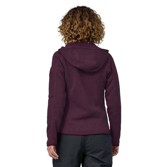 Giacca con cappuccio in pile di poliestere riciclato Better Sweater™, zip integrale, colore viola scuro, indossata da donna di spalle.