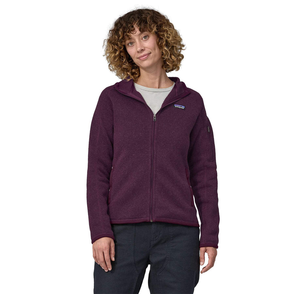 Giacca con cappuccio in pile riciclato viola, zip integrale, indossata da una donna.