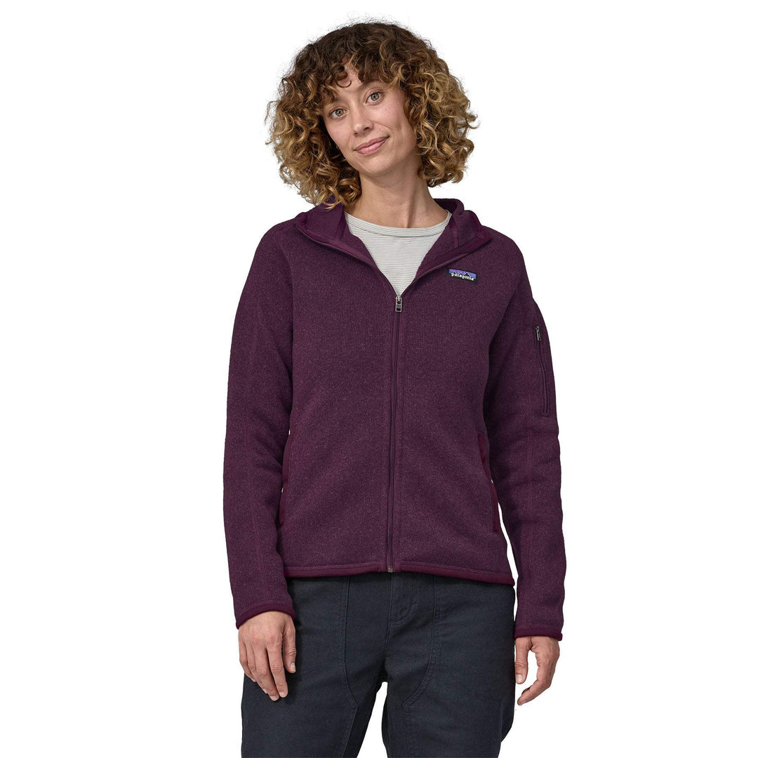 Giacca con cappuccio in pile riciclato viola, zip integrale, indossata da una donna.