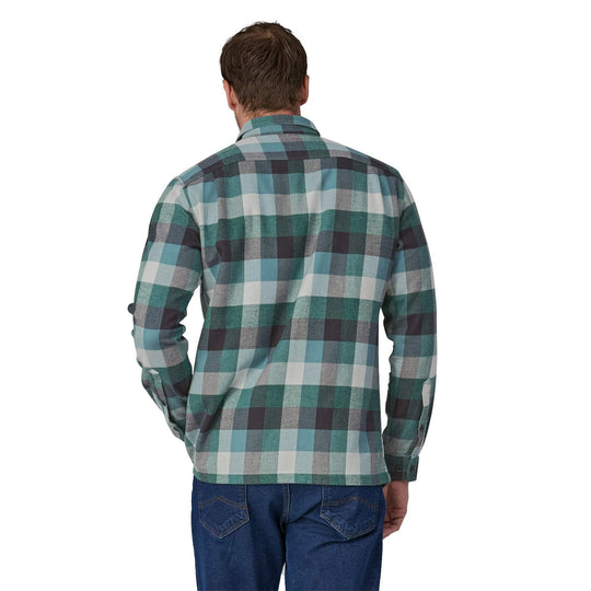 Camicia a quadri in flanella di cotone organico con maniche lunghe indossata da uomo di spalle.