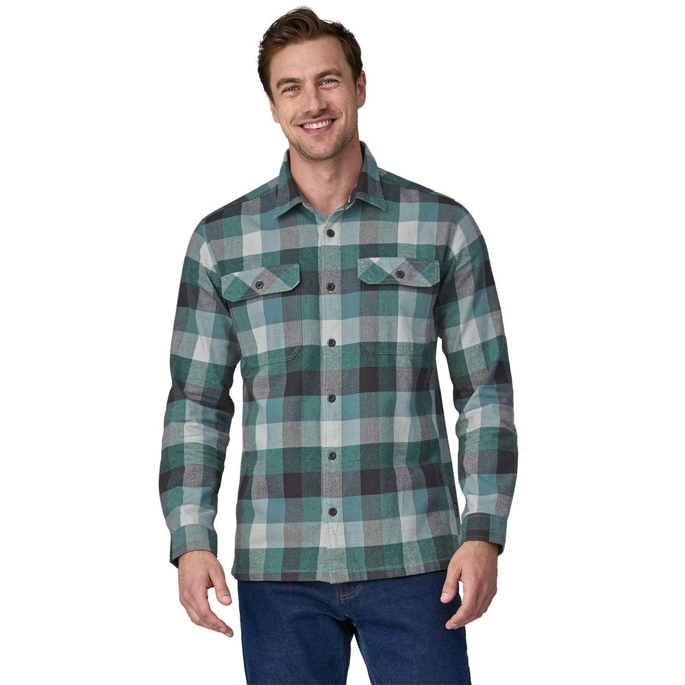Camicia a maniche lunghe in flanella di cotone organico con design a quadri, tasche sul petto, colletto e allacciatura a bottoni.