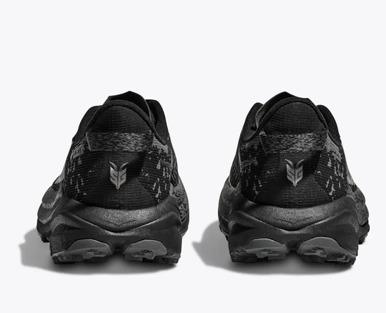 Trail running shoes Speedgoat 6 GTX, black, with reinforced heel and Vibram Megagrip sole.