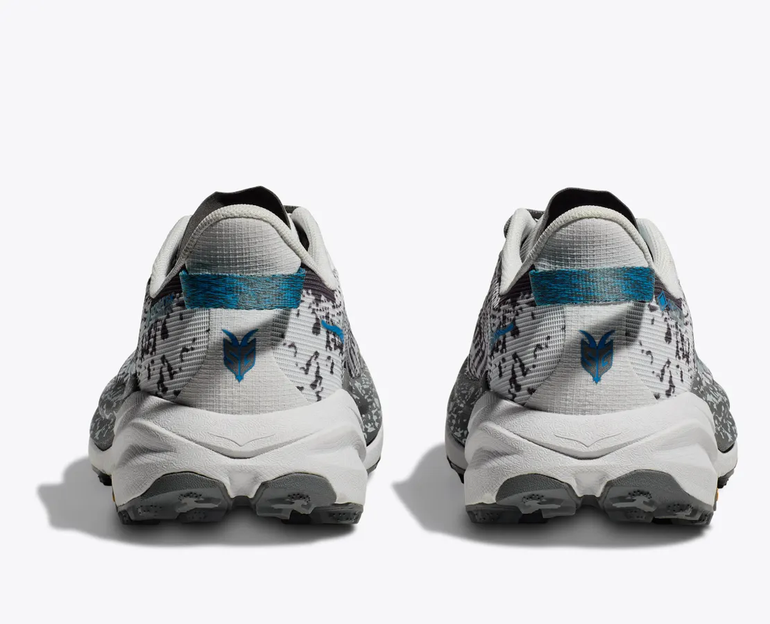 Trail running shoes, Speedgoat 6 GTX, featuring GORE-TEX Invisible Fit, Vibram Megagrip outsole, and reinforced heel in white and blue.