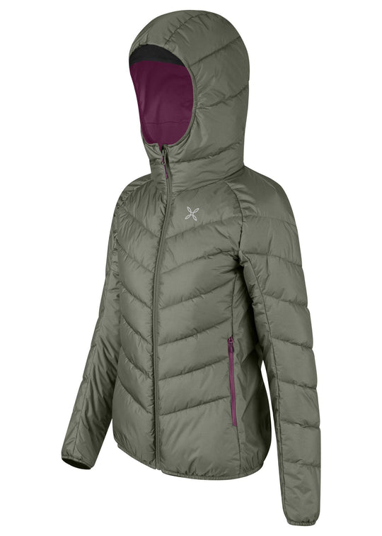 Women's insulated jacket with hood, 2-layer DWR nylon, 15K/15K membrane, recycled polyester filling, zippered pockets.