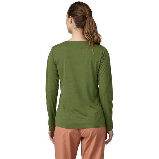 Women's long sleeve Cap Cool Daily Graphic Shirt in green, made with versatile recycled polyester featuring HeiQ® Mint odor control technology, perfect for outdoor activities.