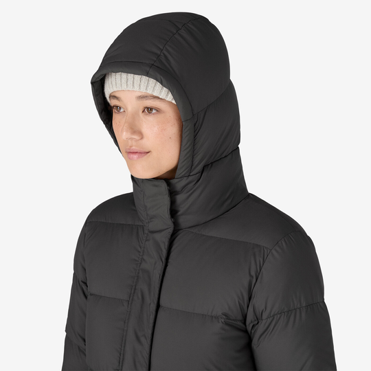 W's Silent Down Long Parka with hood, warm recycled down filling, and wind protection.