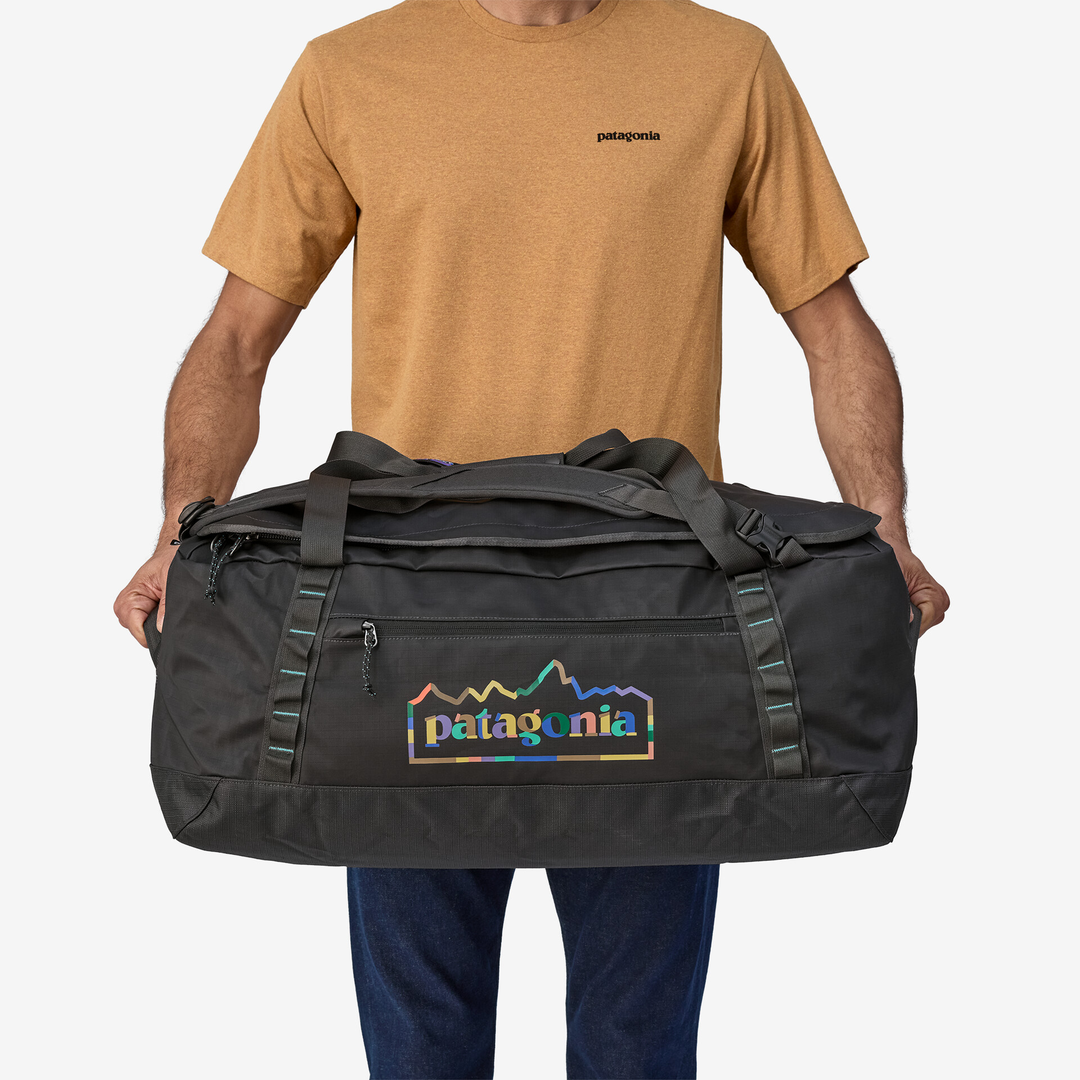 Black Hole Duffel 70L in recycled material with ergonomic straps.