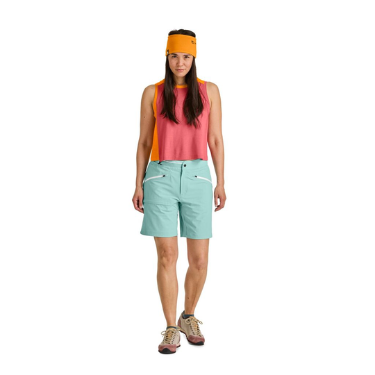 150 Cool Crack Top W is a durable and refreshing women's climbing shirt with Merino wool and TENCEL™ Lyocell, featuring loose fit and asymmetrical hem.