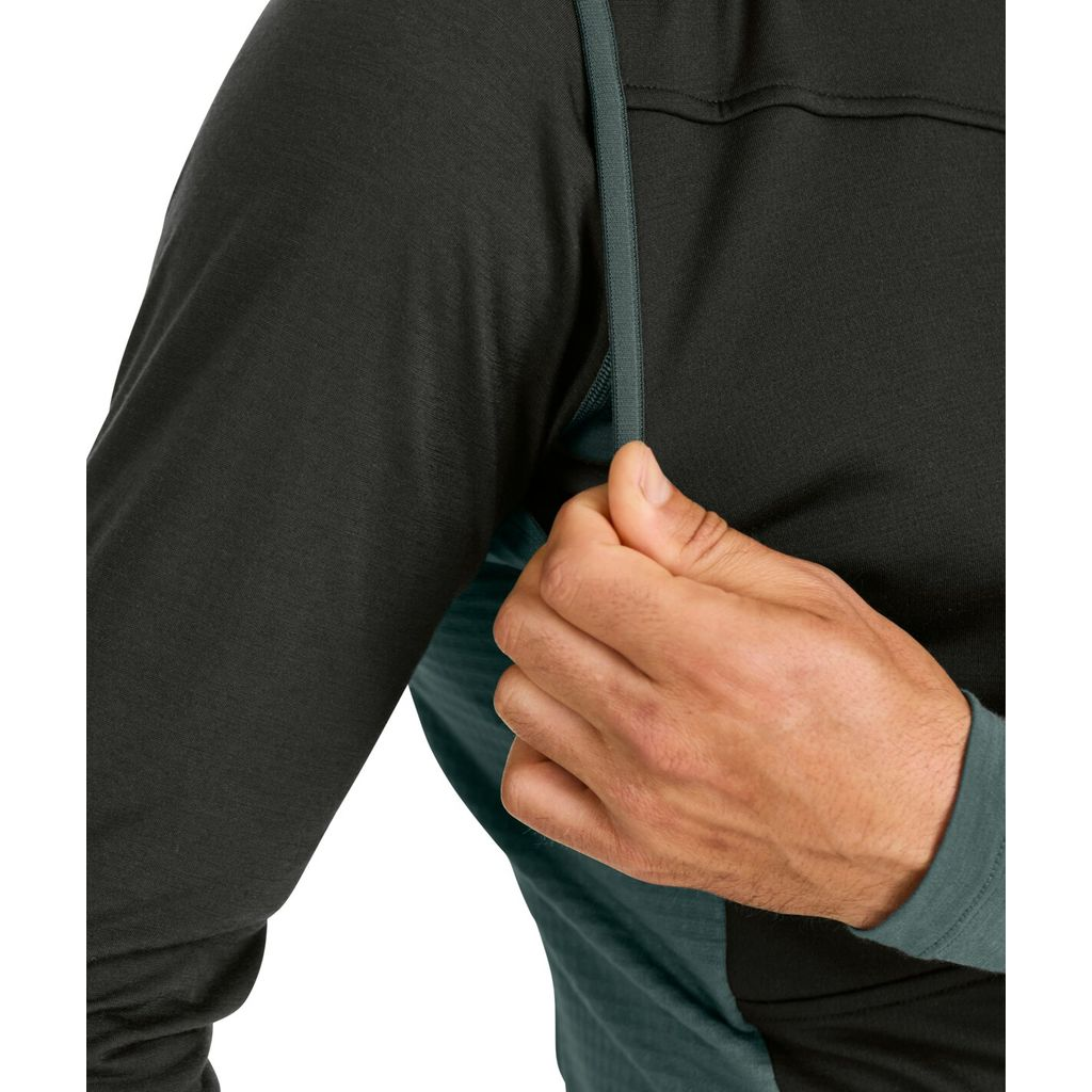 Fleece Grid Vest M in use showcasing flexible material and design.