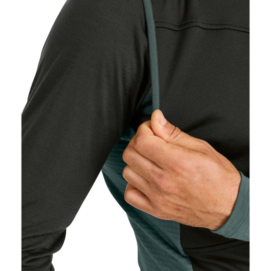 Fleece Grid Vest M in use showcasing flexible material and design.