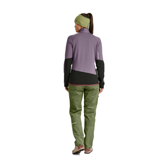 Women's fleece rib jacket for climbing, combining durability, breathability, and freedom of movement.