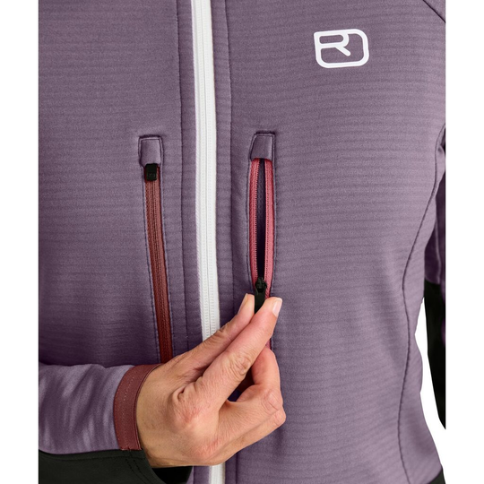Women's fleece rib jacket with front zipper pocket detail, made of merino wool for climbing.