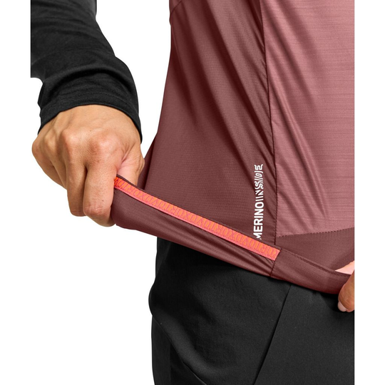 Windbreaker vest in burgundy with elastic hem detail, highlighting ergonomic and lightweight design.
