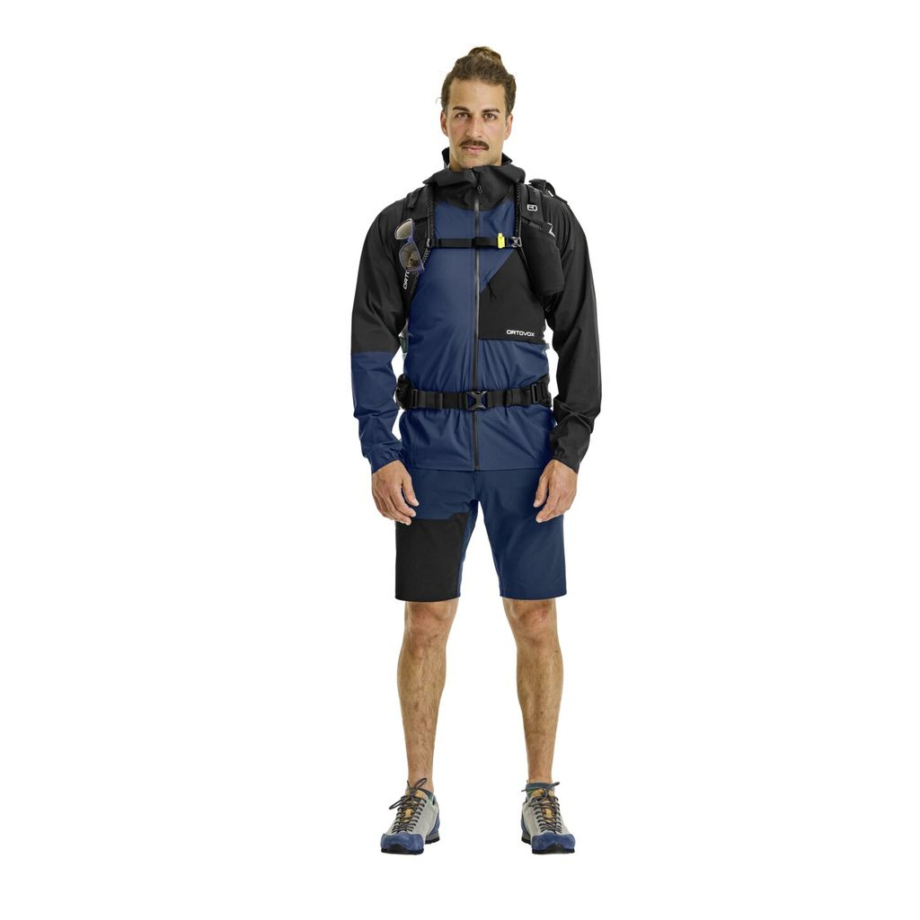 Versatile eco-friendly Traverse 30 backpack designed for alpine tours.
