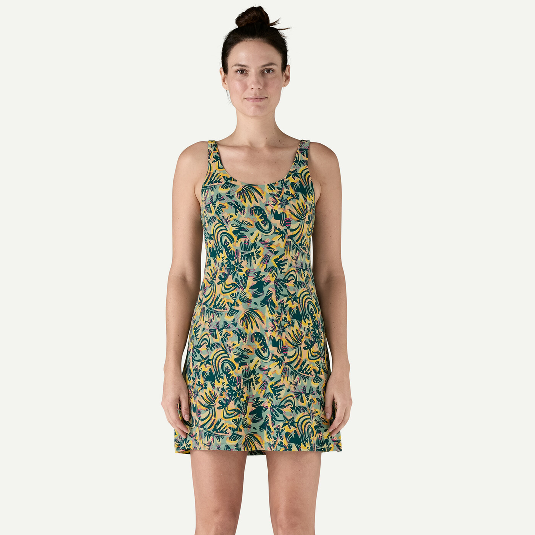 Vestito sportivo leggero e versatile in tessuto misto nylon riciclato ed elastan, con pantaloncini nascosti; ideale per attività all'aperto.
