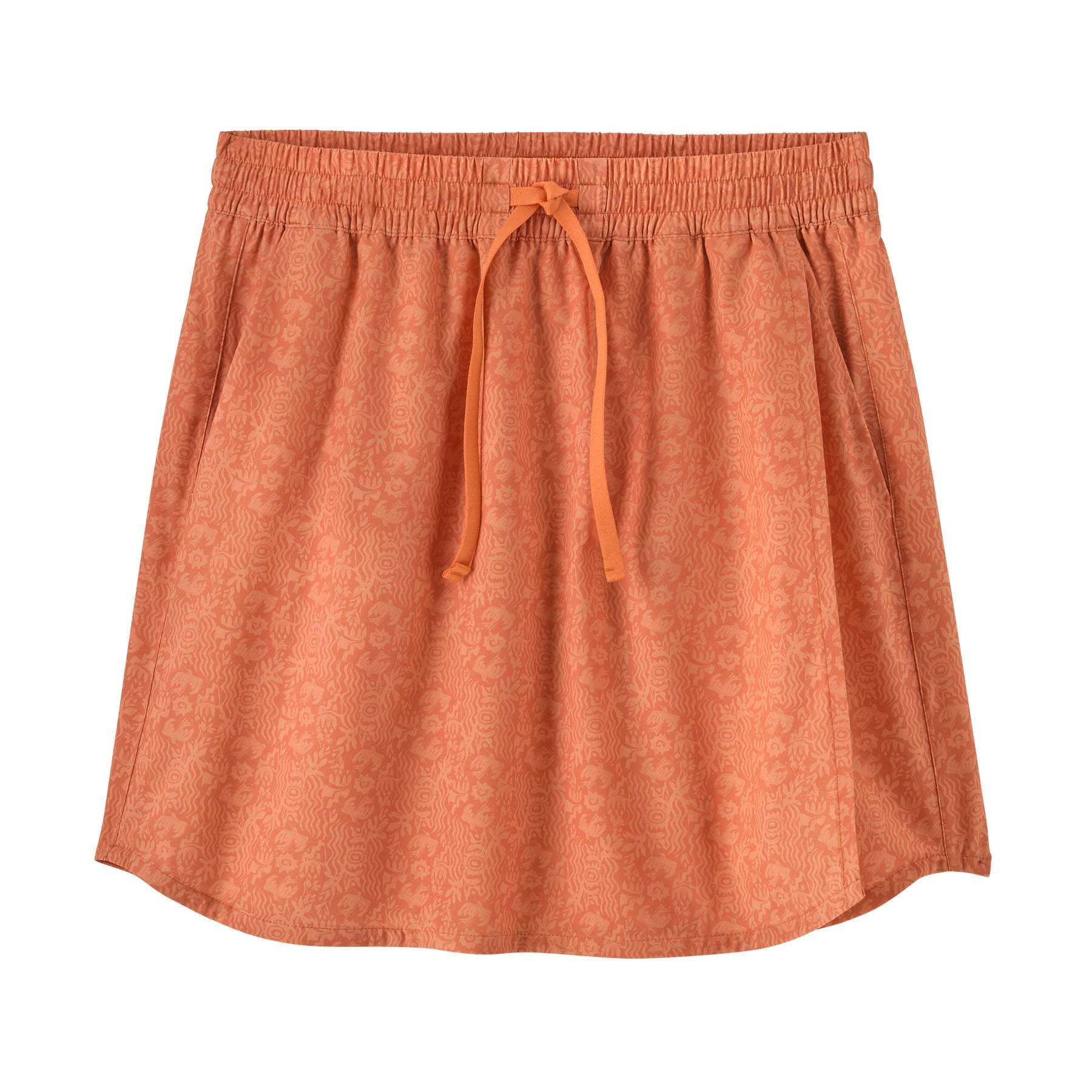 W's Fleetwith Skort in orange, featuring recycled polyester and elastane, elastic waistband with drawstring, and integrated shorts.