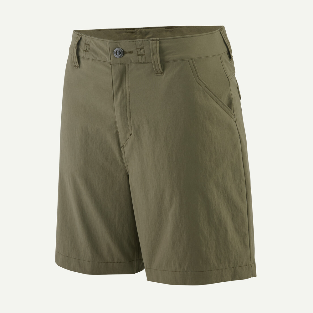 Shorts da escursionismo leggeri in nylon riciclato con trattamento idrorepellente, tasche multiple e vita regolabile.