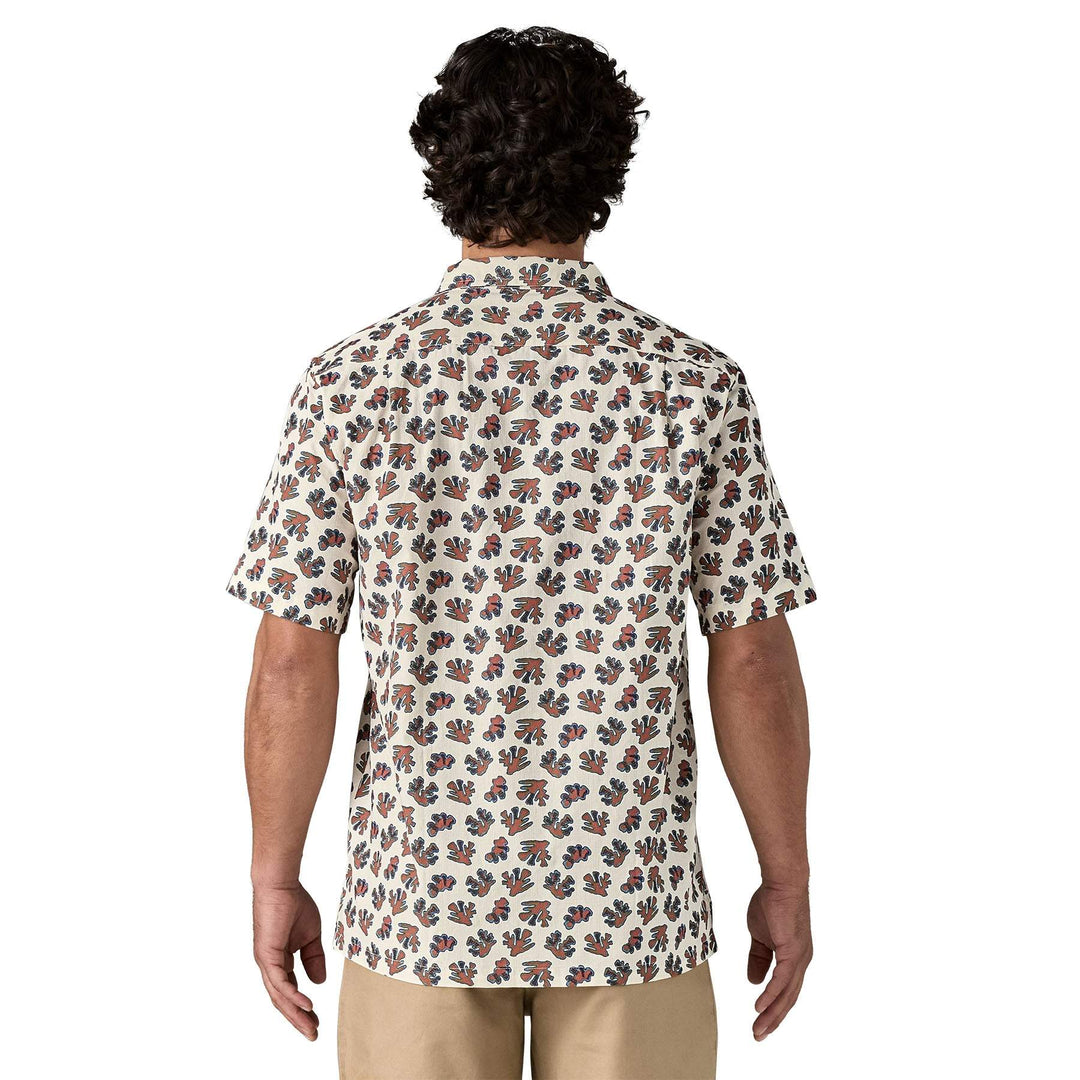 M's Tidal Threads Camp Shirt with Hawaiian-inspired print, short sleeves, and straight hem design in organic cotton.