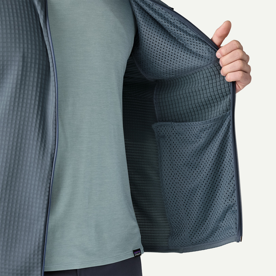Lightweight and breathable R1 Jkt with adjustable pockets and minimalist design.