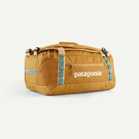 Black Hole Duffel 40L in recyclable water-repellent fabric with removable straps and external zip pocket.