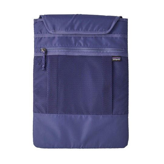 Refugio Day Pack 26L in blue with mesh front pocket and zip, made of recycled polyester.