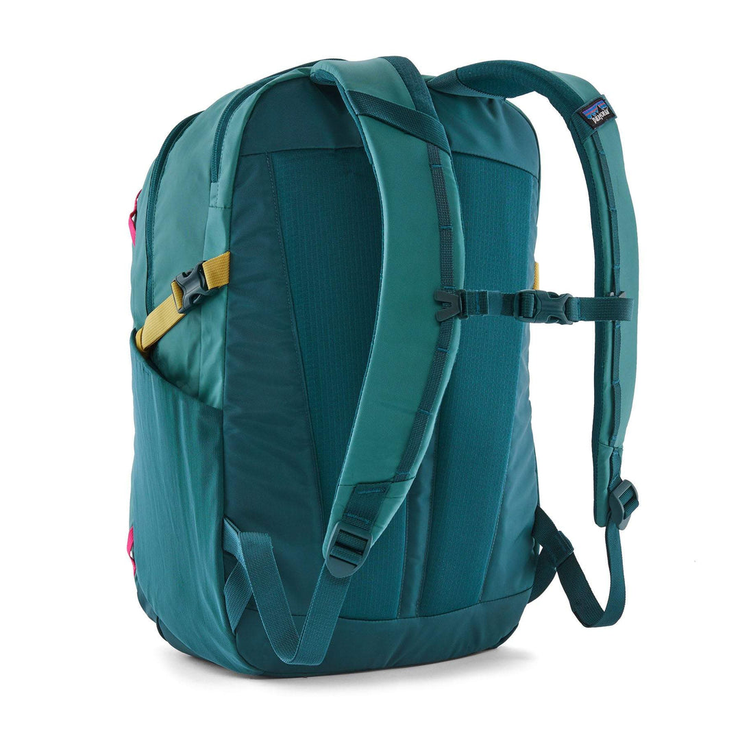 Refugio Day Pack 26L, green backpack with padded straps, 100% recycled polyester, side pockets, ideal for daily use and hiking.