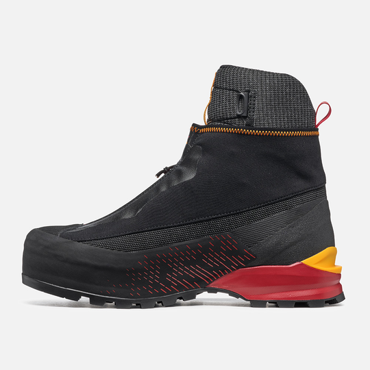 Winter climbing boot Tower 3.0 Extreme GTX with BOA® Fit System and thermal insulation.