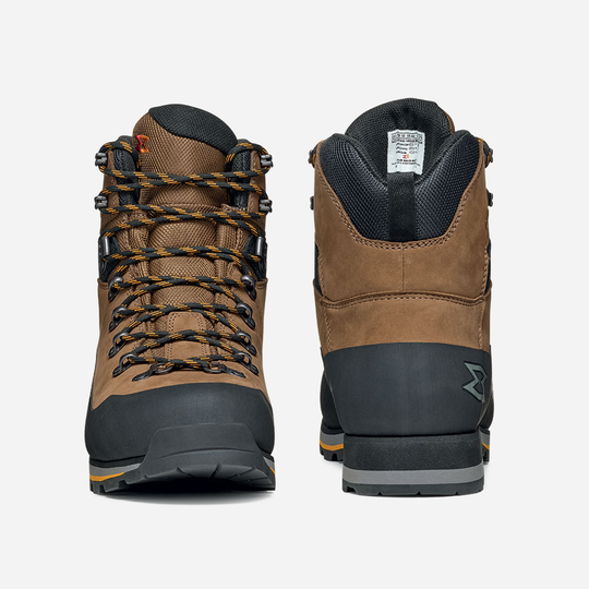 Nebraska II Gtx trekking boots with nubuck leather and protective rubber rand.