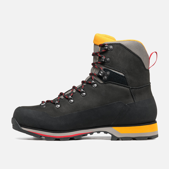 Waterproof Nebraska II Gtx hiking boot with nubuck leather and rubber protection.