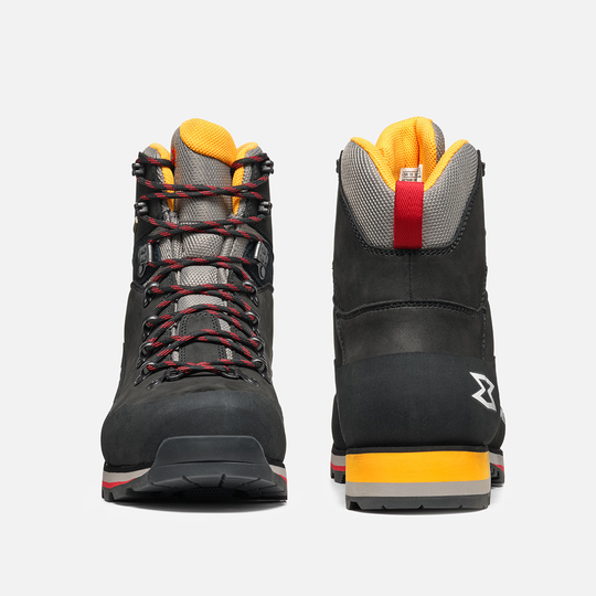 Nebraska II Gtx waterproof hiking boots with nubuck leather upper and protective rubber rand.
