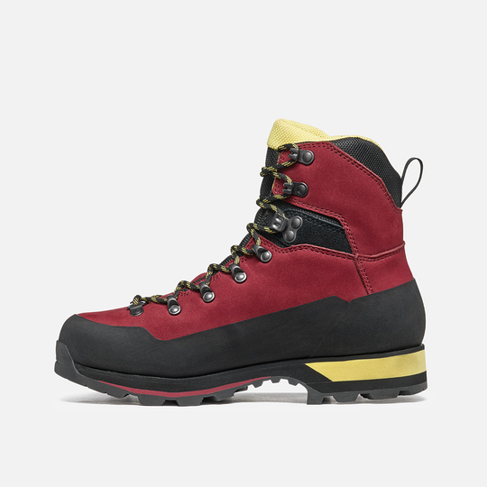Waterproof Nebraska II Gtx hiking boot with nubuck leather and protective rubber rand.