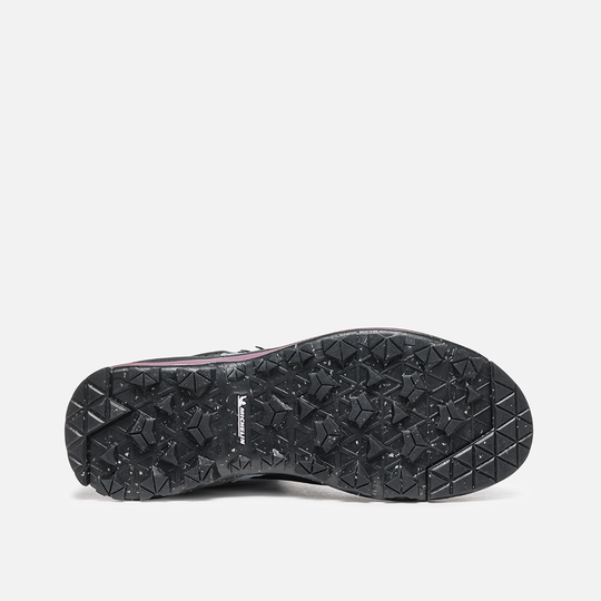 Vetta Tech Geo Gtx Wms trekking boot with textured sole, designed for rocky terrains.