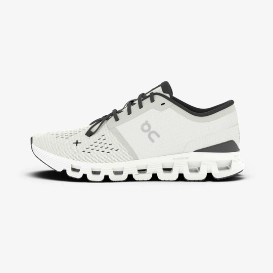 Ultra-flexible Cloud X 4 M training shoe in breathable mesh with star lacing, perfect for HIIT and workouts.
