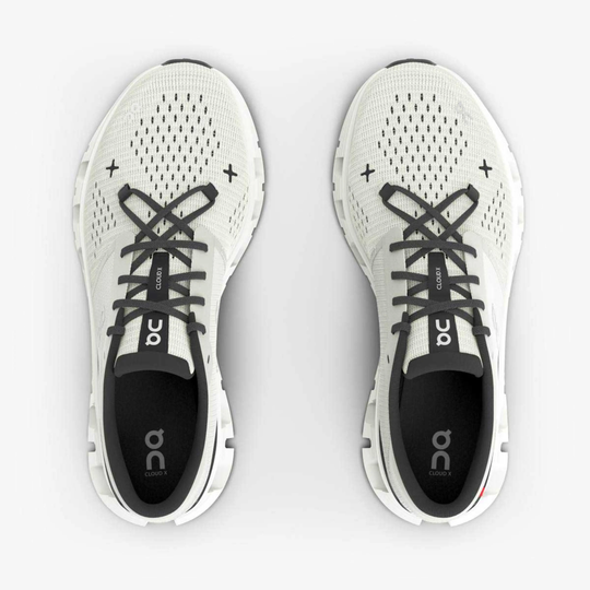 Ultra-flexible Cloud X 4 M training shoes with breathable mesh upper and star lacing.