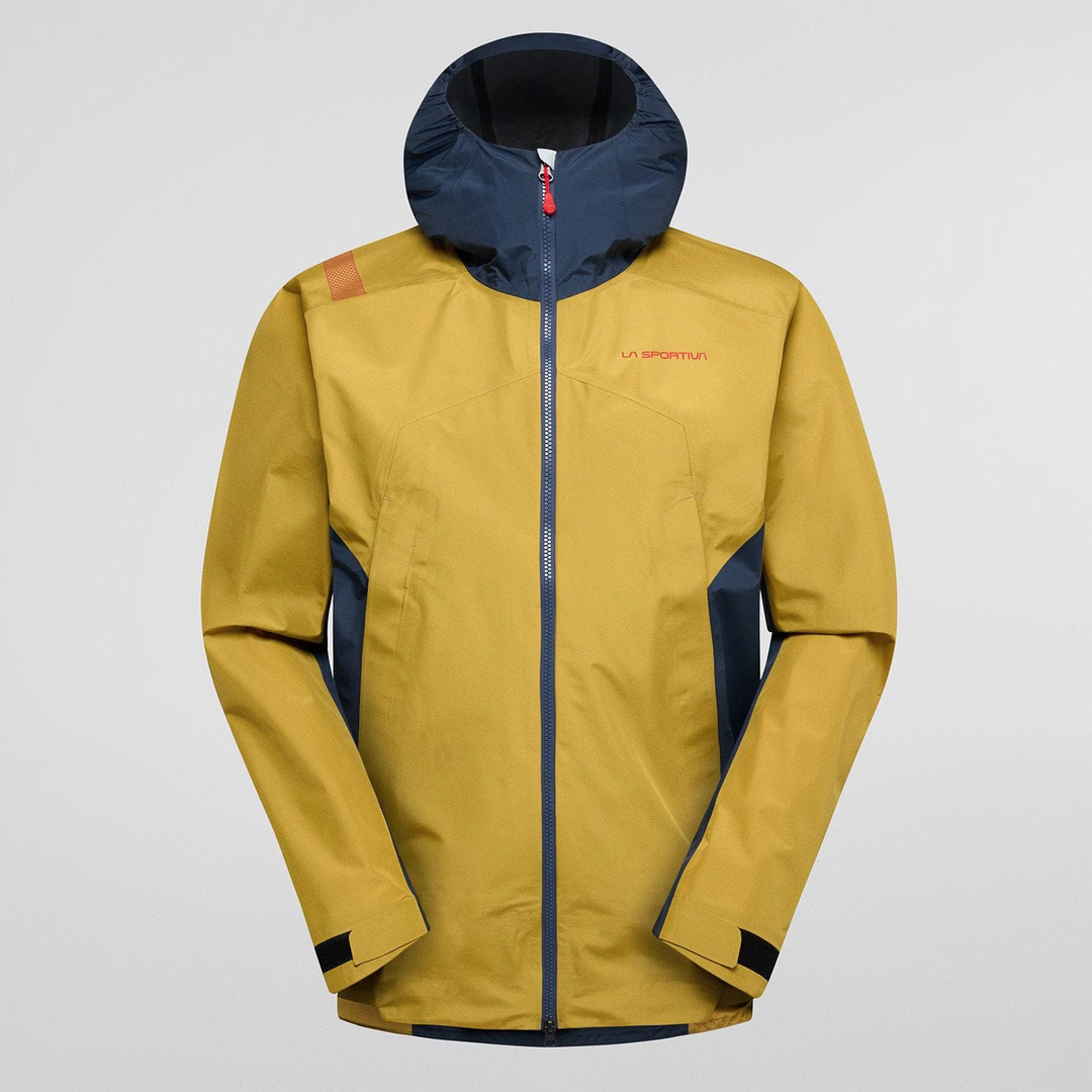 Lightweight, water-resistant Discover Shell Jkt M with hood and zip, designed for outdoor protection.