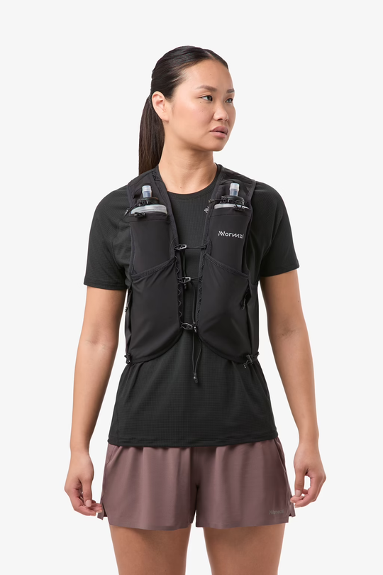 Gilet da trail running NNormal nero con sistema di chiusura avanzato e tasche elastiche portaborracce.