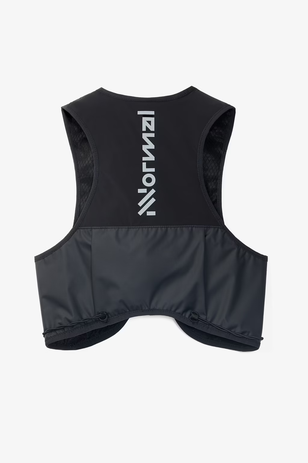 Gilet da trail running NNormal con tessuto mesh traspirante e tasche elastiche resistenti.