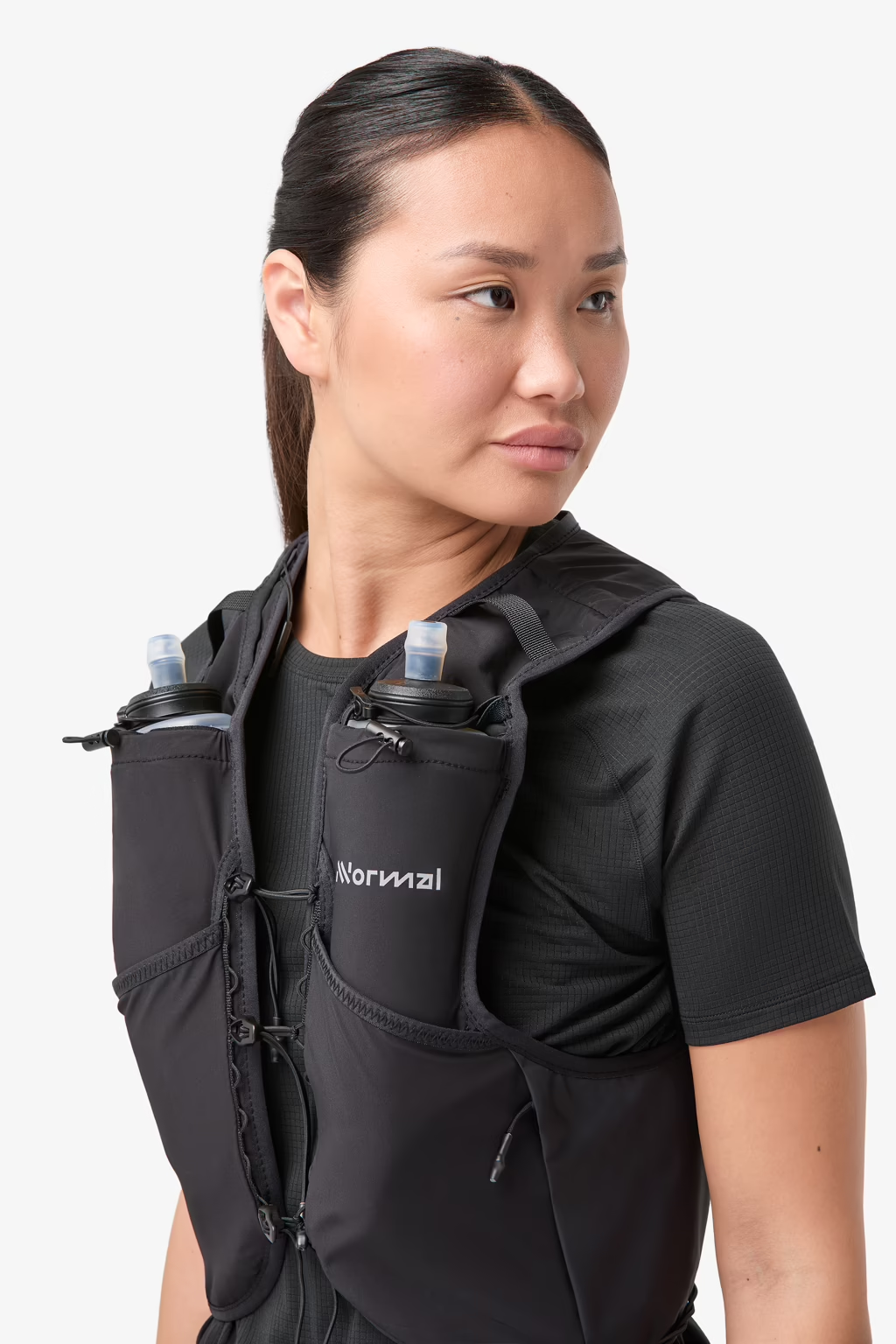Gilet da trail running NNormal con tasche portaoggetti avanzate e tessuto mesh traspirante.