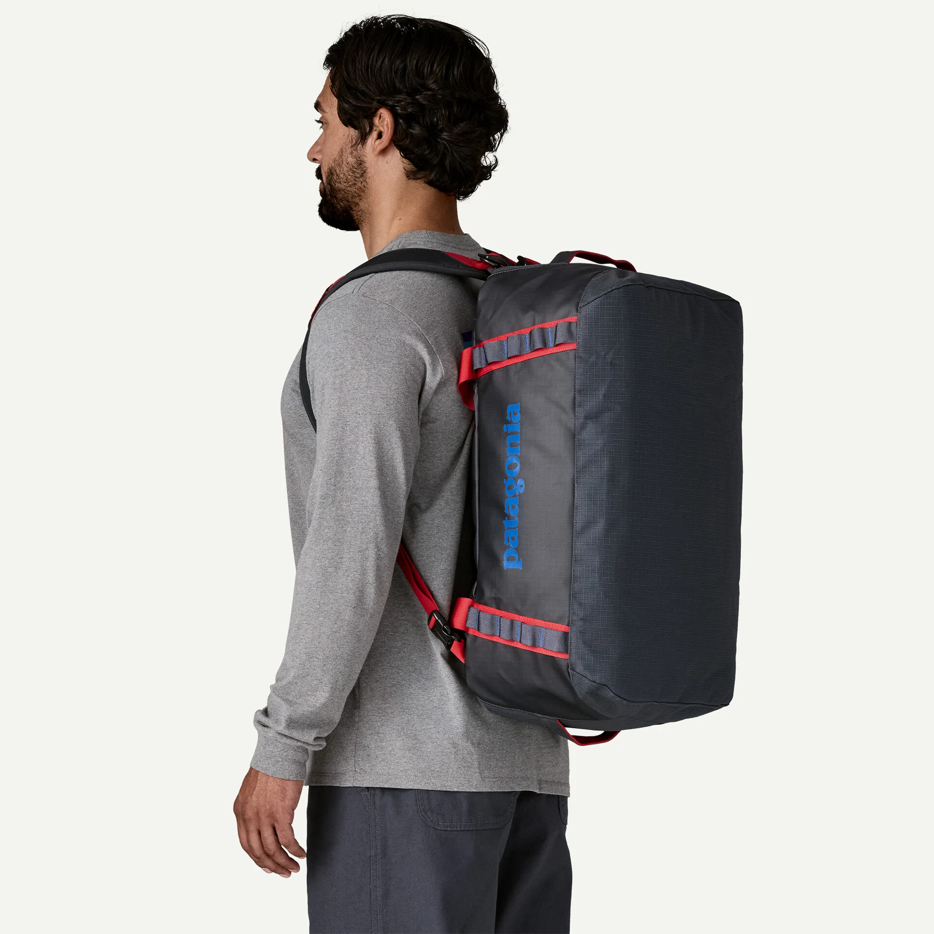 Black Hole Duffel 40L borsone compatto idrorepellente in tessuto riciclato con spallacci ergonomici rimovibili e organizzazione interna.