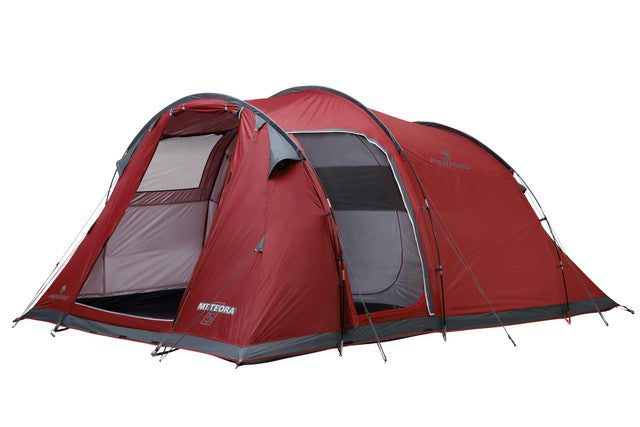 Tenda Meteora 5 montata in campeggio all'aperto con interno spazioso e struttura robusta