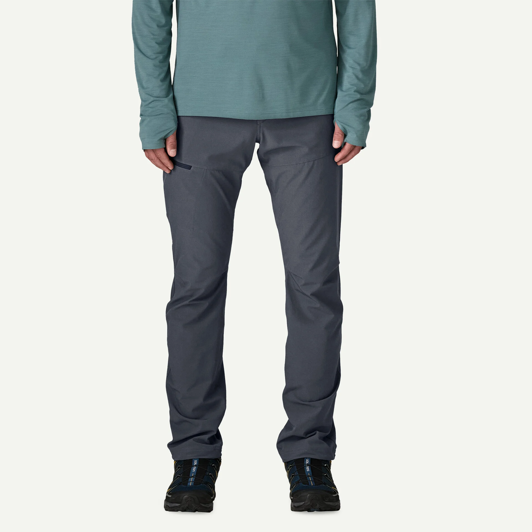 Pantaloni da escursionismo M's Terravia Trail Pants leggeri e resistenti in tessuto riciclato con tasche con zip e fondo-gamba con zip.
