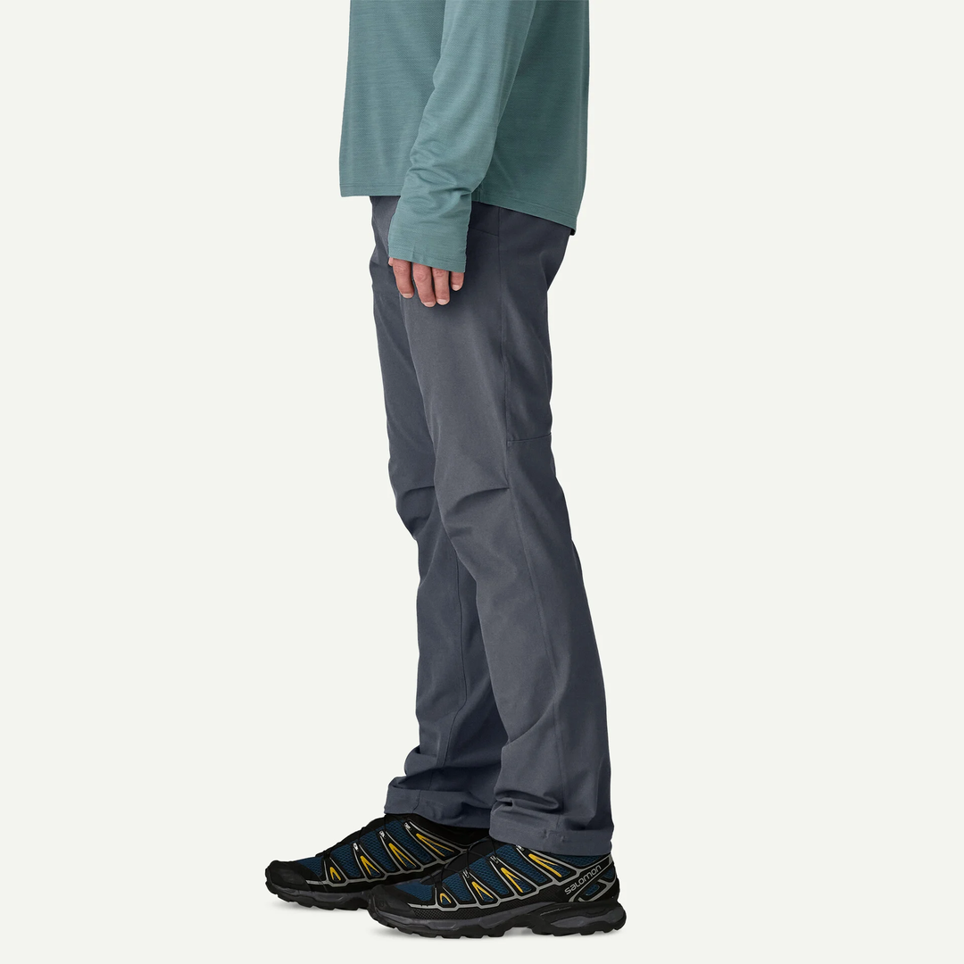 Pantaloni da trekking M's Terravia Trail Pants leggeri in tessuto riciclato con tasche zip e fondo-gamba con zip