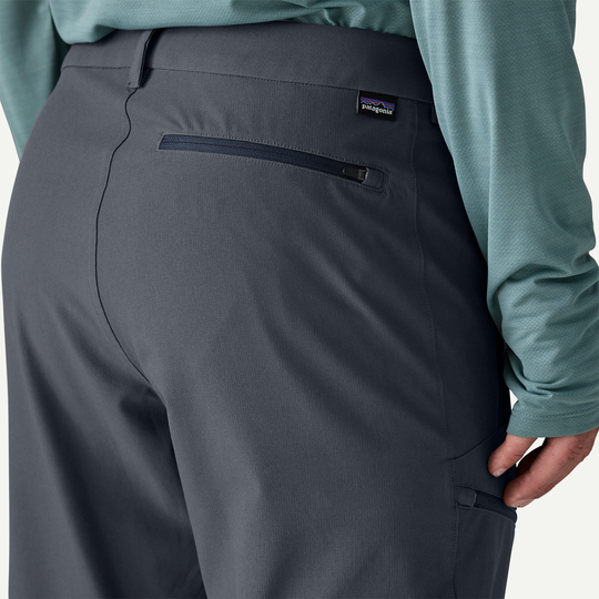 Pantaloni da escursionismo M's Terravia Trail Pants leggeri e resistenti in tessuto riciclato con zip e tasche drenanti